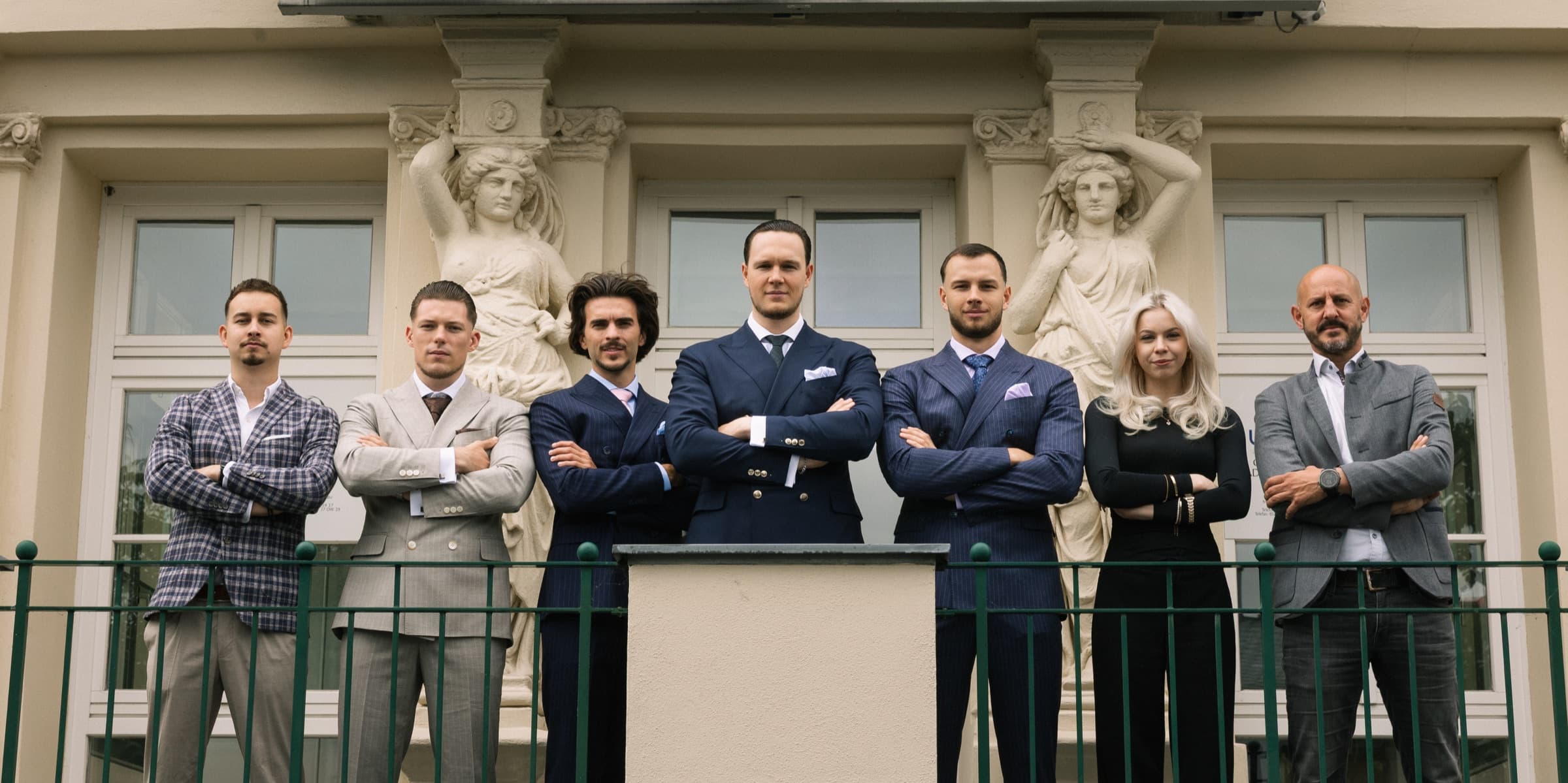 Das SIGMA Finanz Team vor dem Standort in Mödling